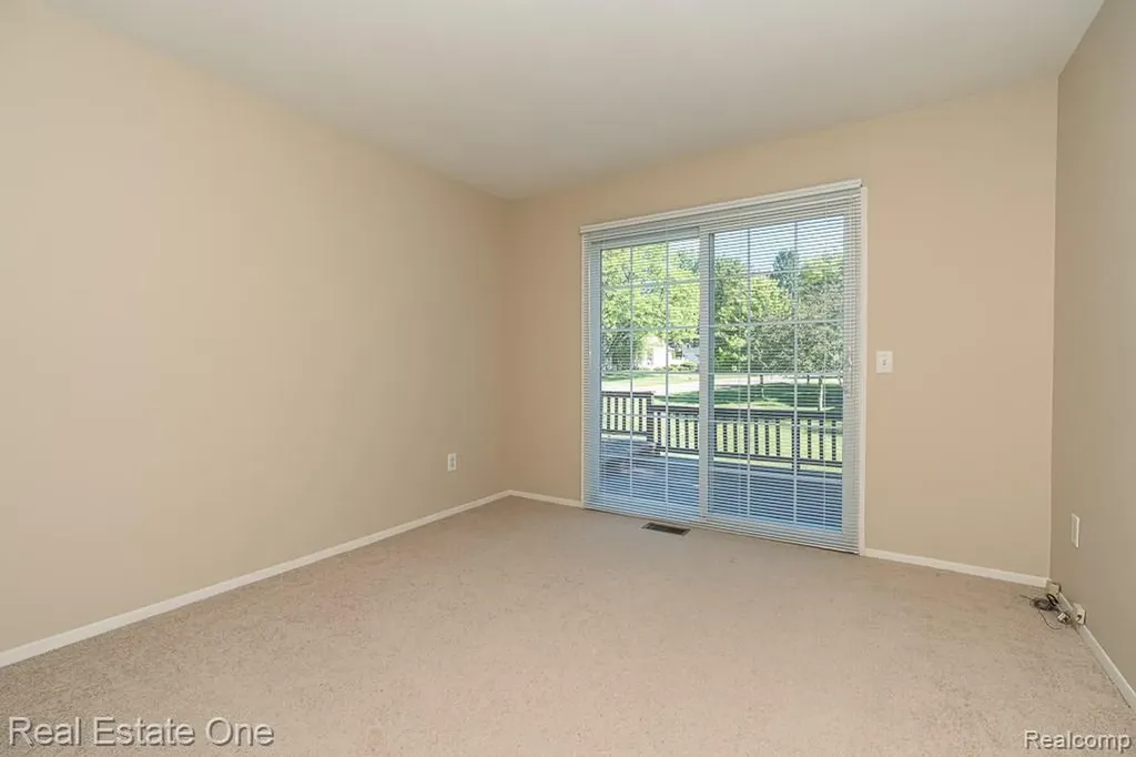 1242 Kings Cove Court Rochester Hills City MI 48306