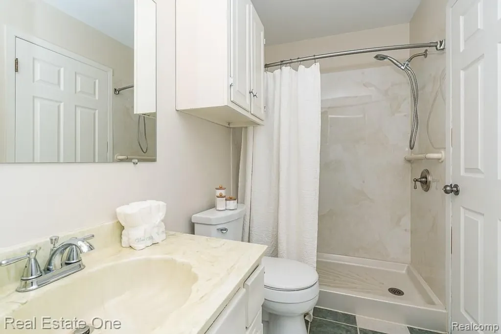 1242 Kings Cove Court Rochester Hills City MI 48306