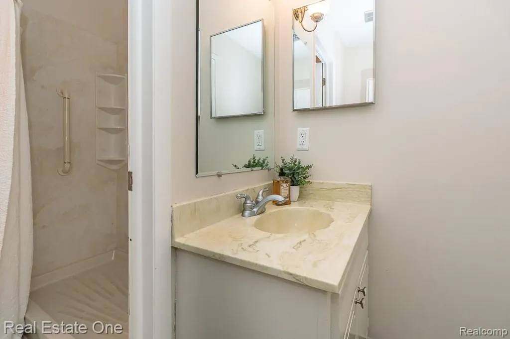 1242 Kings Cove Court Rochester Hills City MI 48306