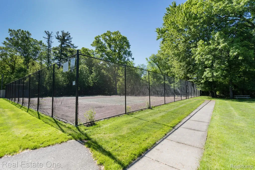 1242 Kings Cove Court Rochester Hills City MI 48306