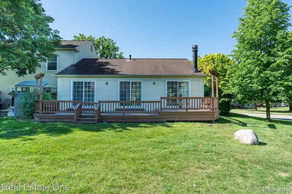 1242 Kings Cove Court Rochester Hills City MI 48306