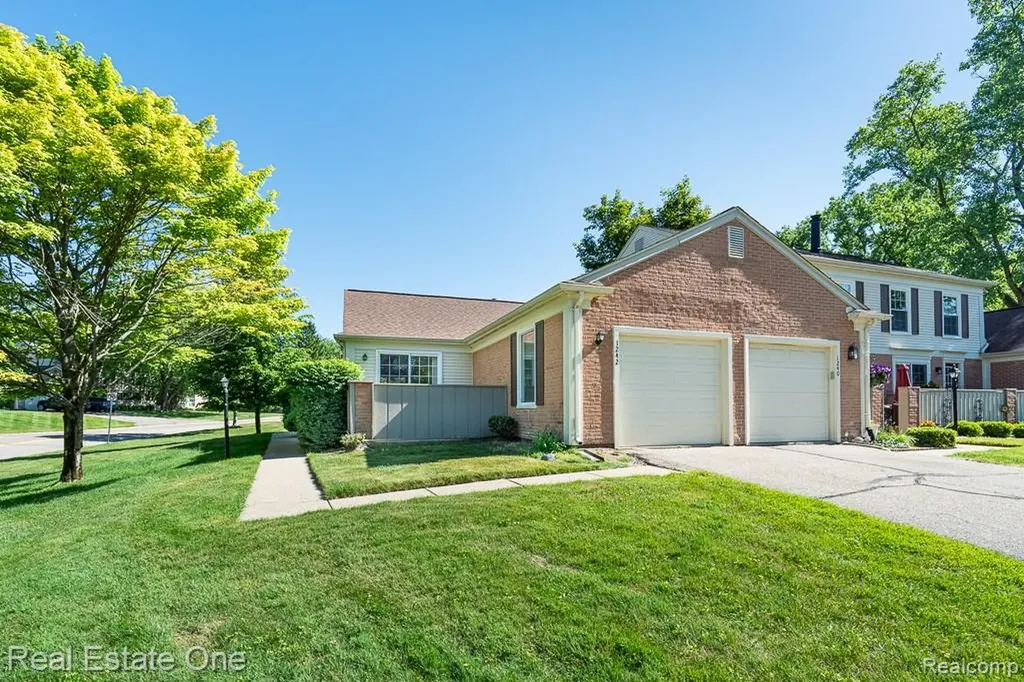 1242 Kings Cove Court Rochester Hills City MI 48306