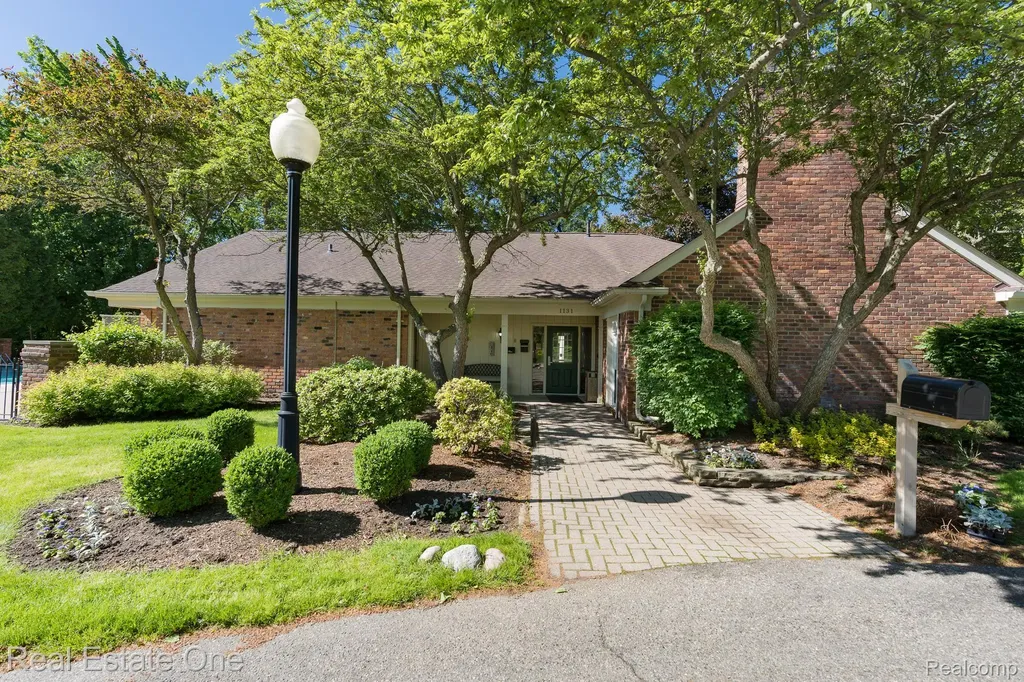 1242 Kings Cove Court Rochester Hills City MI 48306