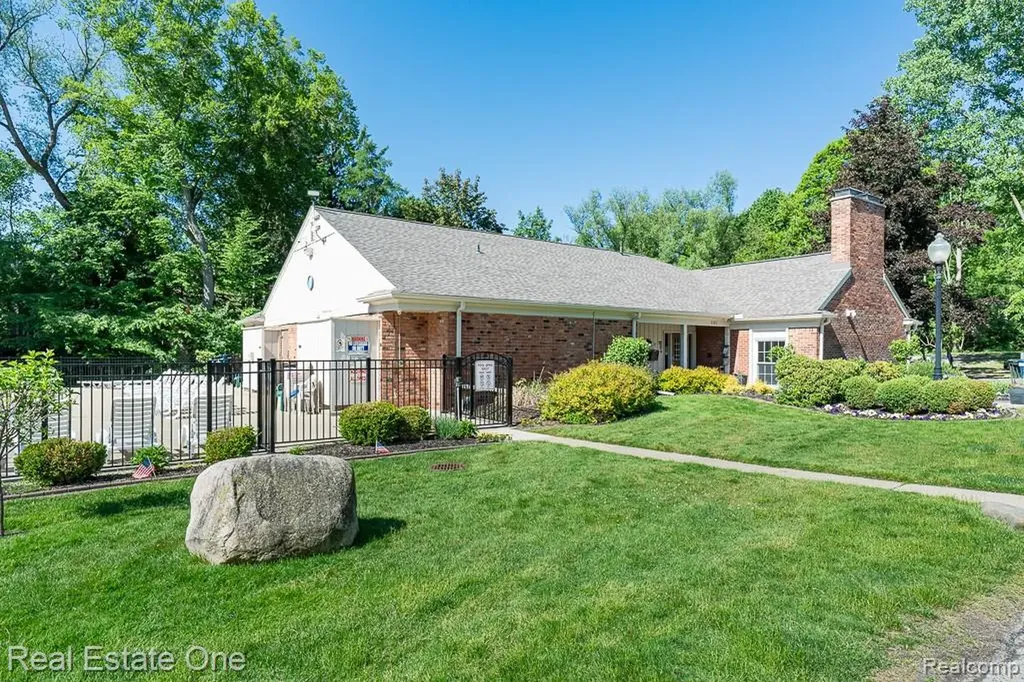 1242 Kings Cove Court Rochester Hills City MI 48306
