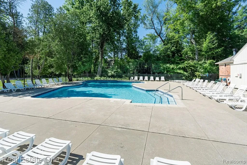 1242 Kings Cove Court Rochester Hills City MI 48306