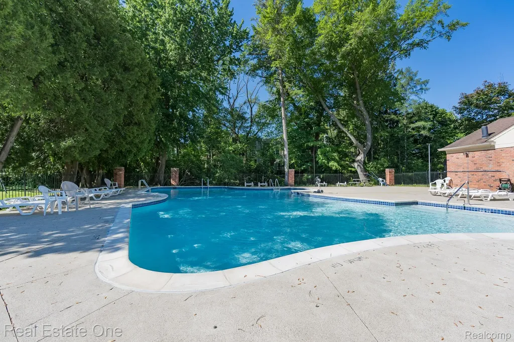 1242 Kings Cove Court Rochester Hills City MI 48306