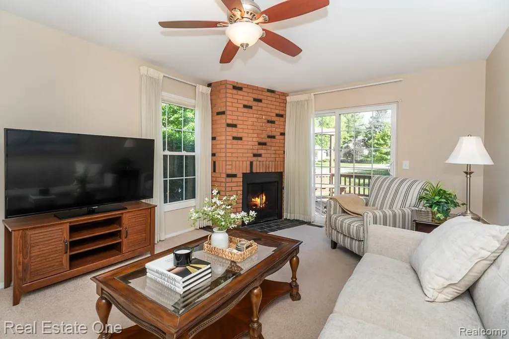 1242 Kings Cove Court Rochester Hills City MI 48306