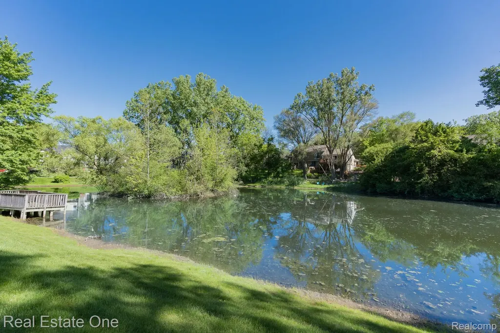 1242 Kings Cove Court Rochester Hills City MI 48306