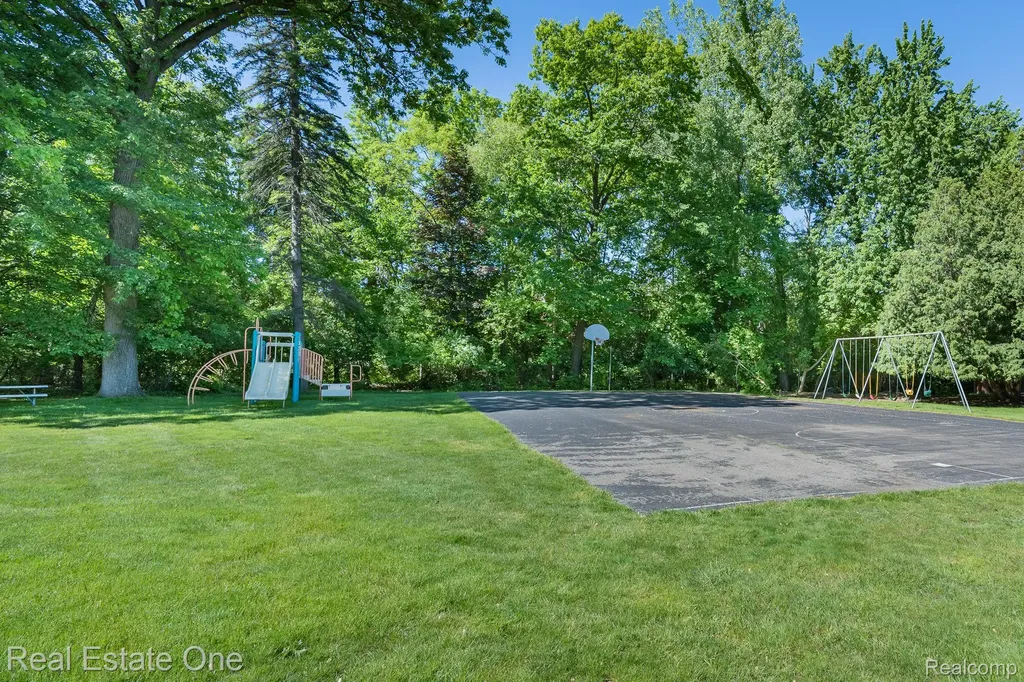 1242 Kings Cove Court Rochester Hills City MI 48306
