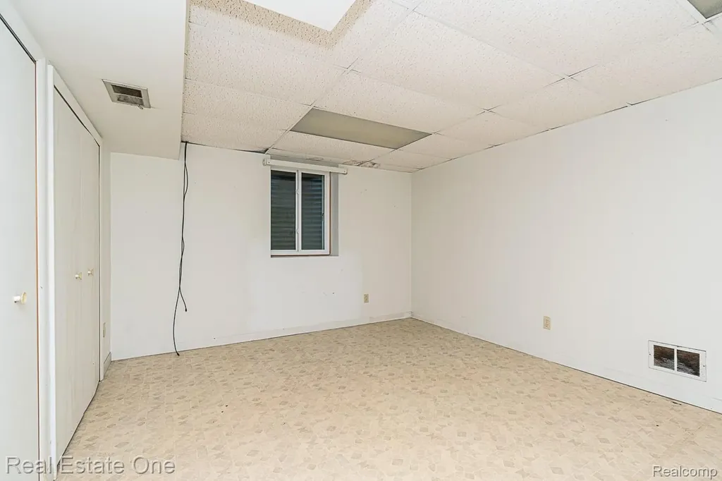 1242 Kings Cove Court Rochester Hills City MI 48306