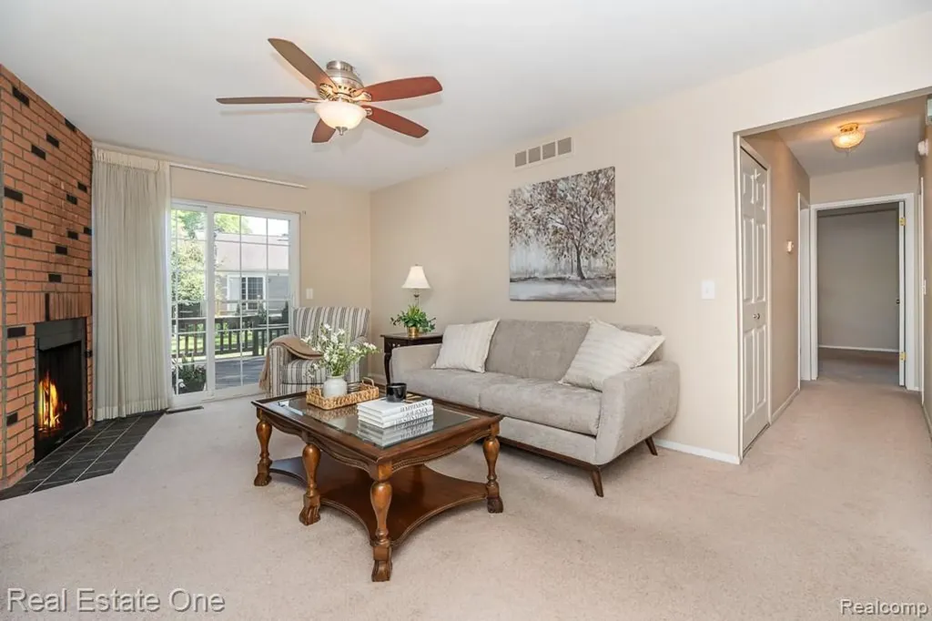 1242 Kings Cove Court Rochester Hills City MI 48306