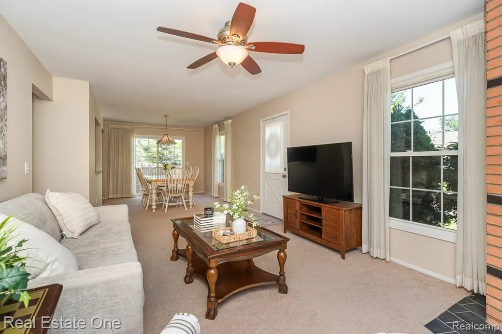 1242 Kings Cove Court Rochester Hills City MI 48306