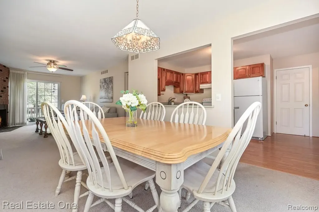 1242 Kings Cove Court Rochester Hills City MI 48306