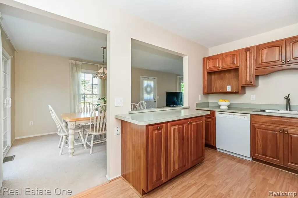 1242 Kings Cove Court Rochester Hills City MI 48306