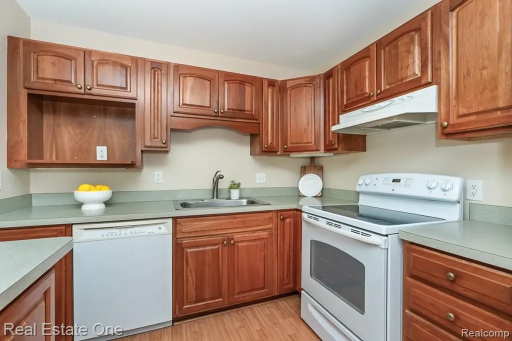 1242 Kings Cove Court Rochester Hills City MI 48306