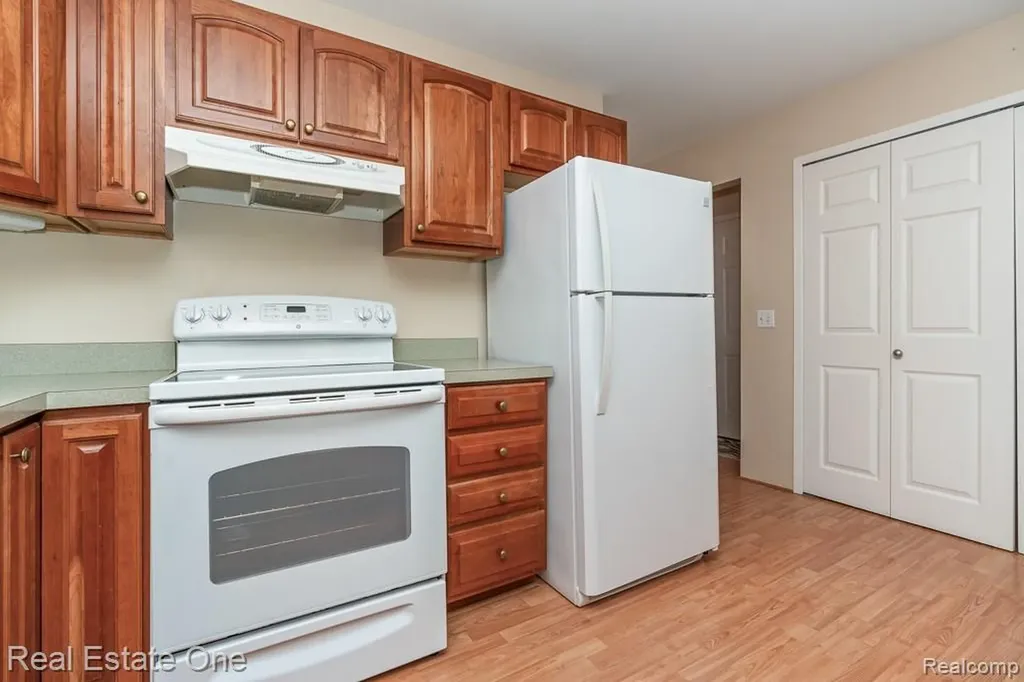 1242 Kings Cove Court Rochester Hills City MI 48306