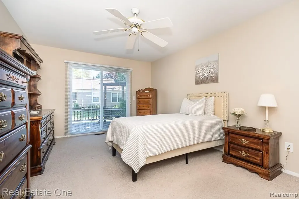 1242 Kings Cove Court Rochester Hills City MI 48306