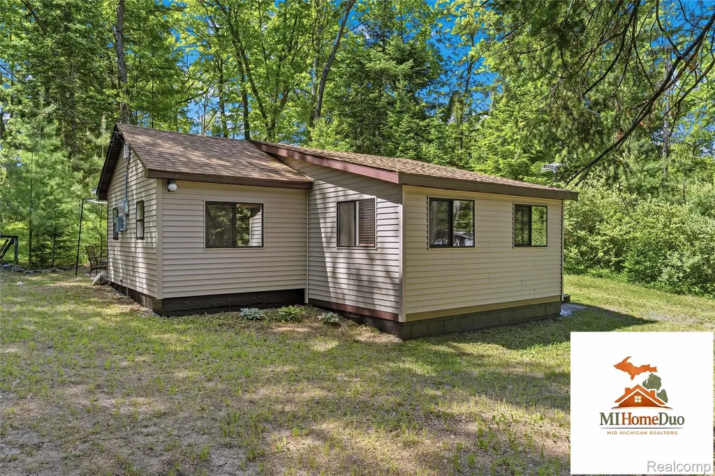 6960 Rumsay Street Hamilton Township MI 48625