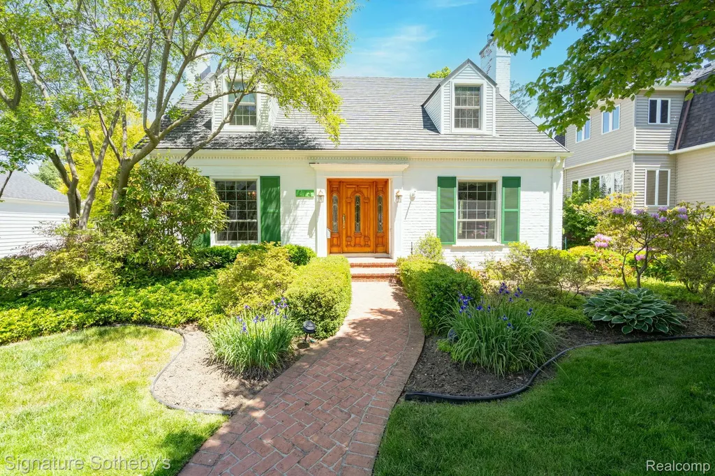 274 Hillcrest Avenue Grosse Pointe Farms City MI 48236
