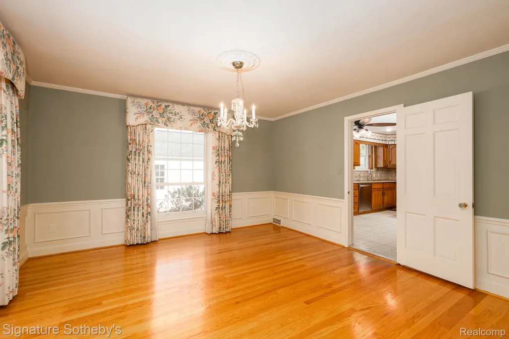 274 Hillcrest Avenue Grosse Pointe Farms City MI 48236