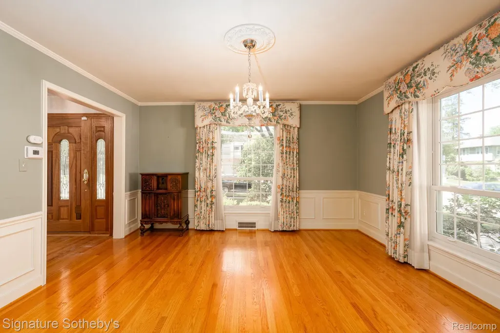 274 Hillcrest Avenue Grosse Pointe Farms City MI 48236