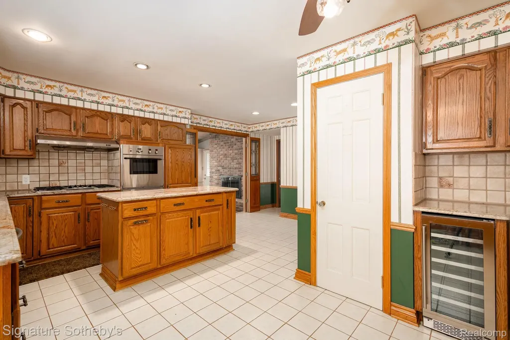 274 Hillcrest Avenue Grosse Pointe Farms City MI 48236