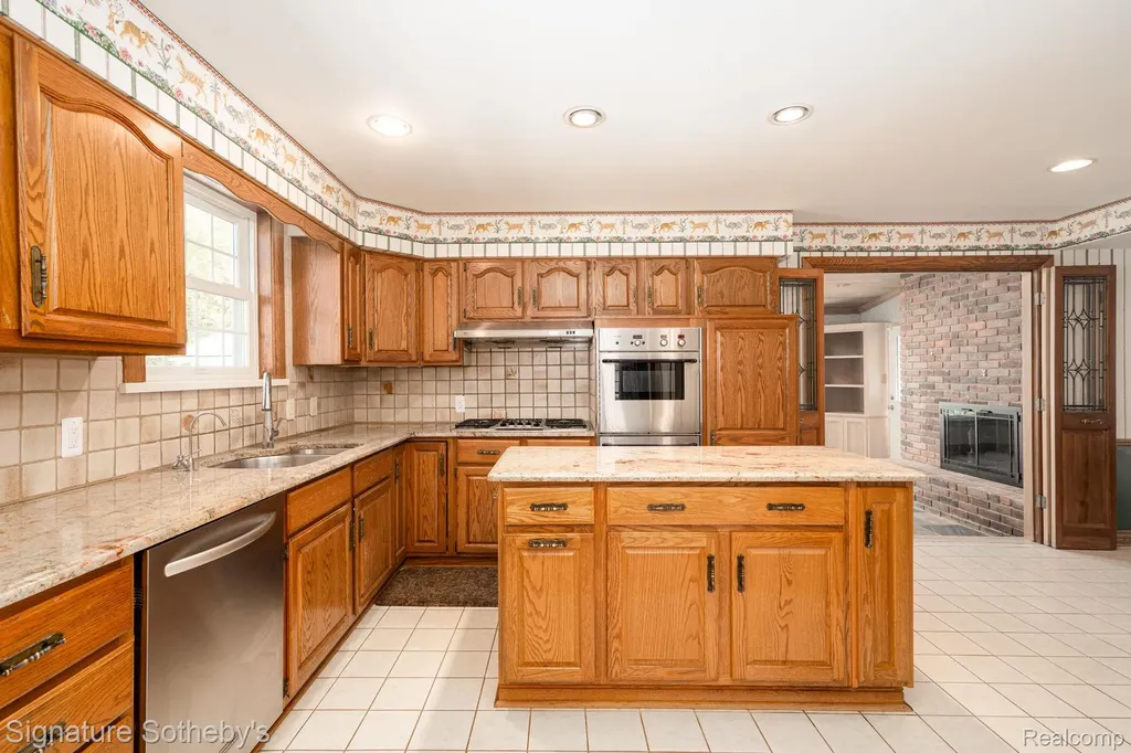 274 Hillcrest Avenue Grosse Pointe Farms City MI 48236
