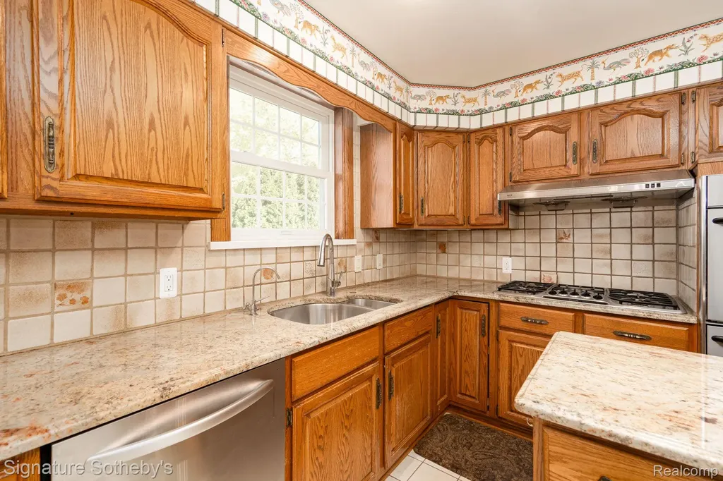 274 Hillcrest Avenue Grosse Pointe Farms City MI 48236