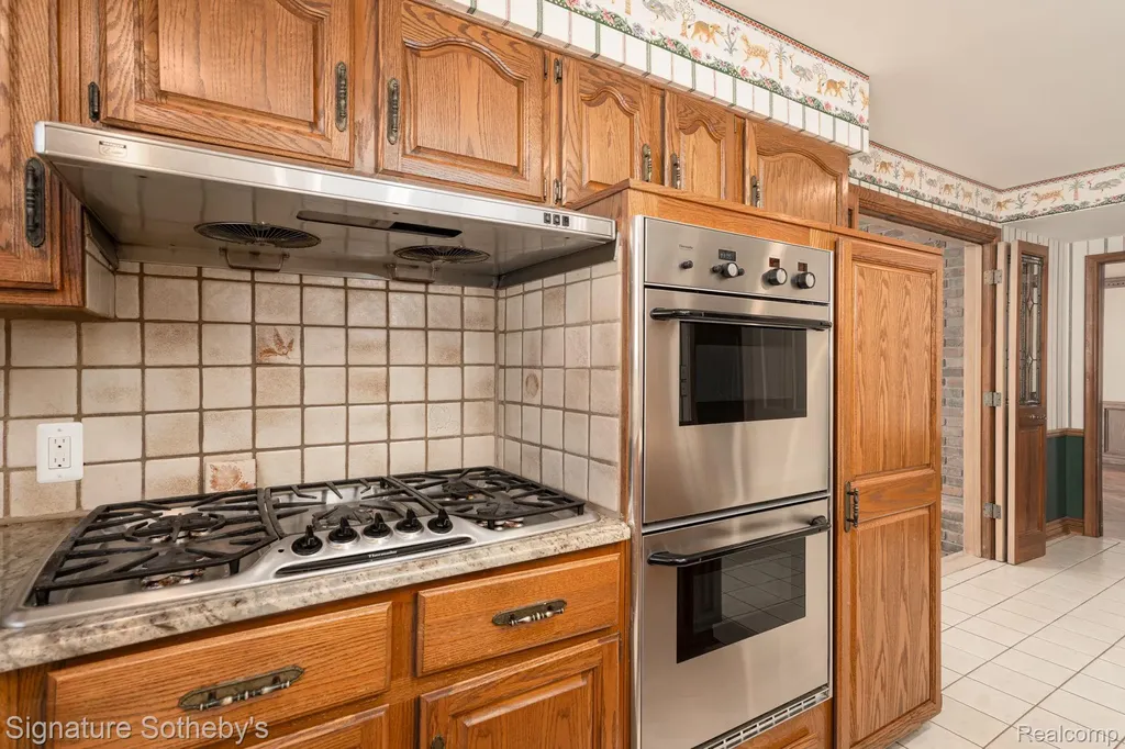 274 Hillcrest Avenue Grosse Pointe Farms City MI 48236