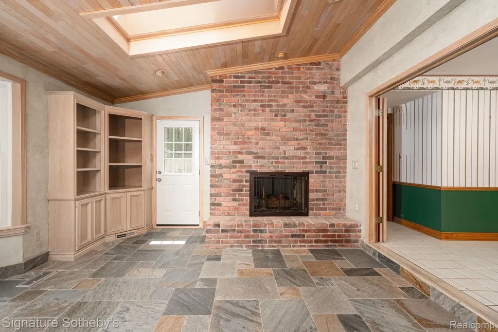 274 Hillcrest Avenue Grosse Pointe Farms City MI 48236