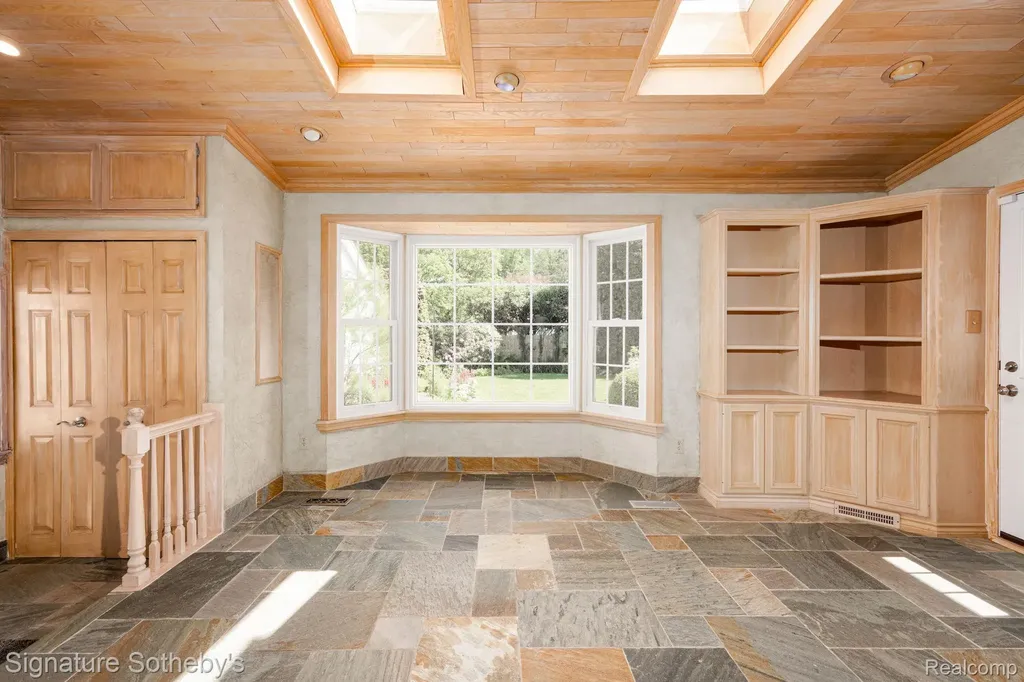 274 Hillcrest Avenue Grosse Pointe Farms City MI 48236