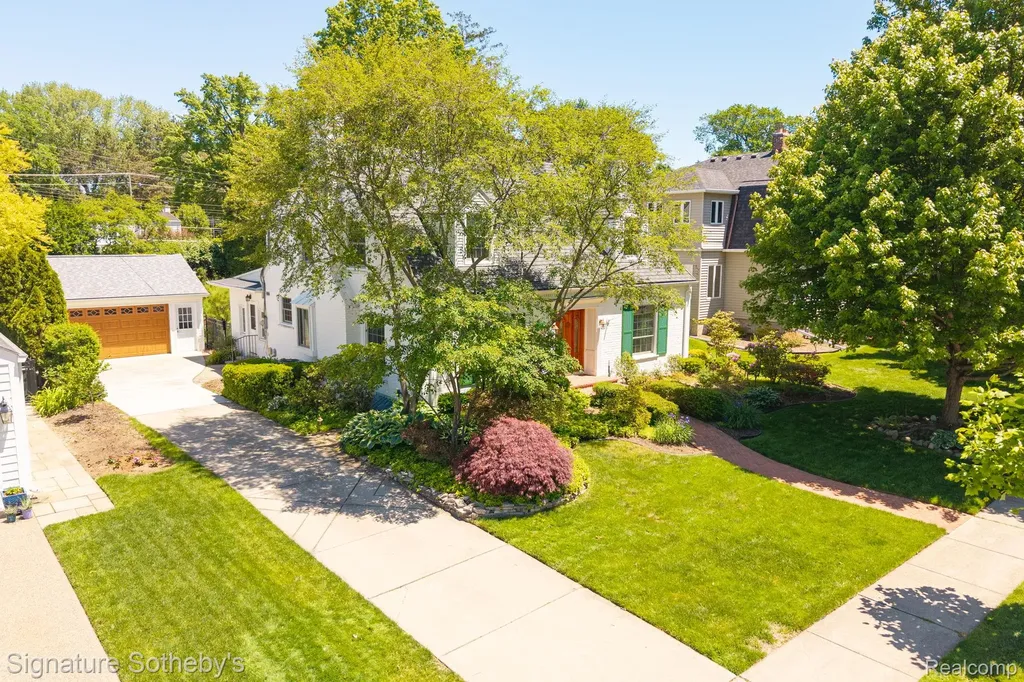 274 Hillcrest Avenue Grosse Pointe Farms City MI 48236