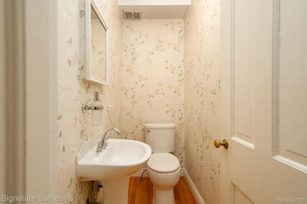274 Hillcrest Avenue Grosse Pointe Farms City MI 48236