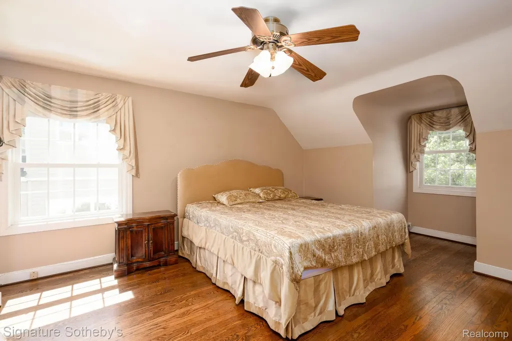 274 Hillcrest Avenue Grosse Pointe Farms City MI 48236