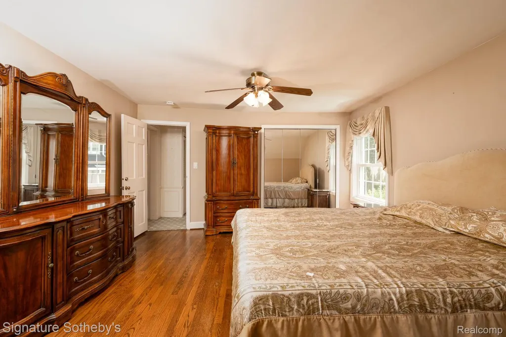 274 Hillcrest Avenue Grosse Pointe Farms City MI 48236