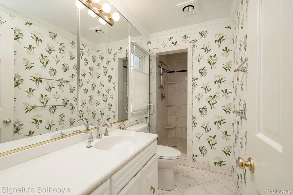 274 Hillcrest Avenue Grosse Pointe Farms City MI 48236