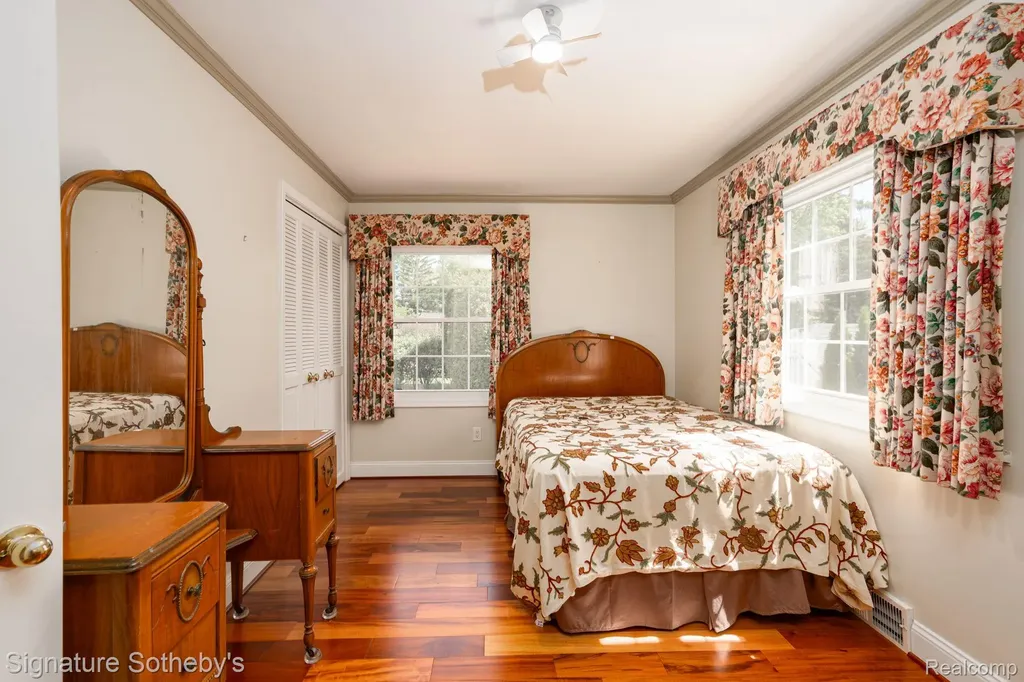 274 Hillcrest Avenue Grosse Pointe Farms City MI 48236