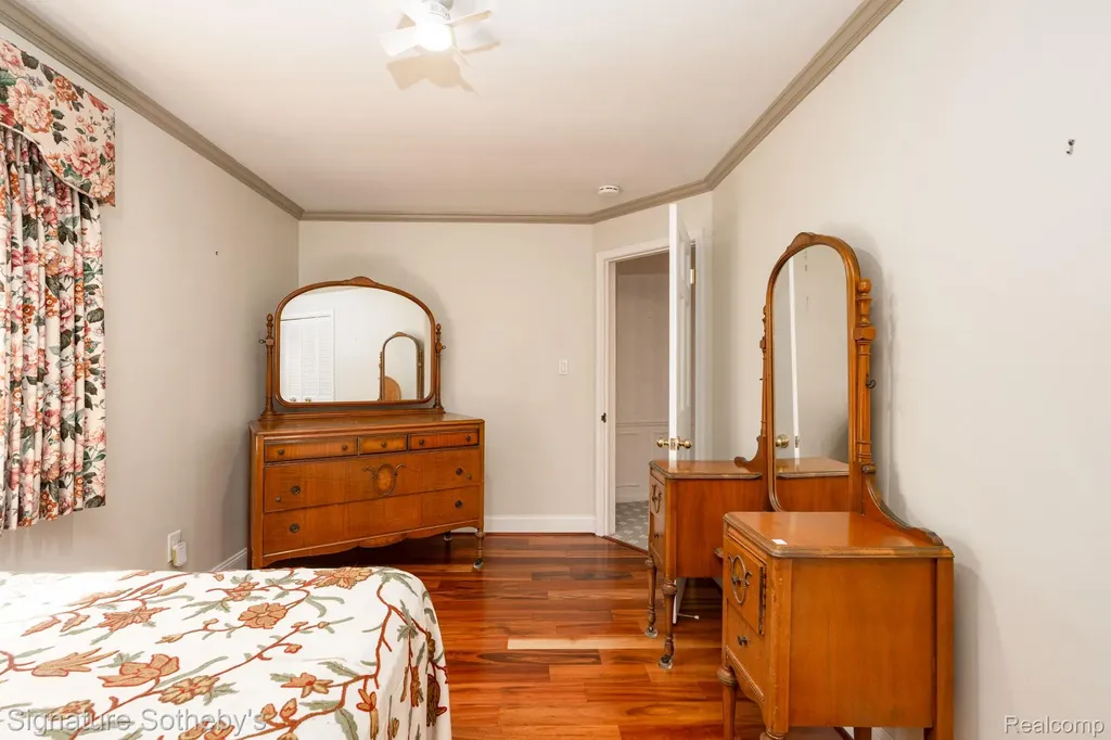 274 Hillcrest Avenue Grosse Pointe Farms City MI 48236