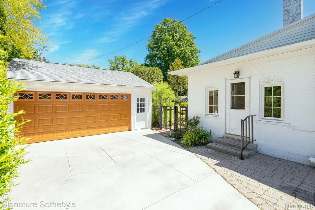 274 Hillcrest Avenue Grosse Pointe Farms City MI 48236