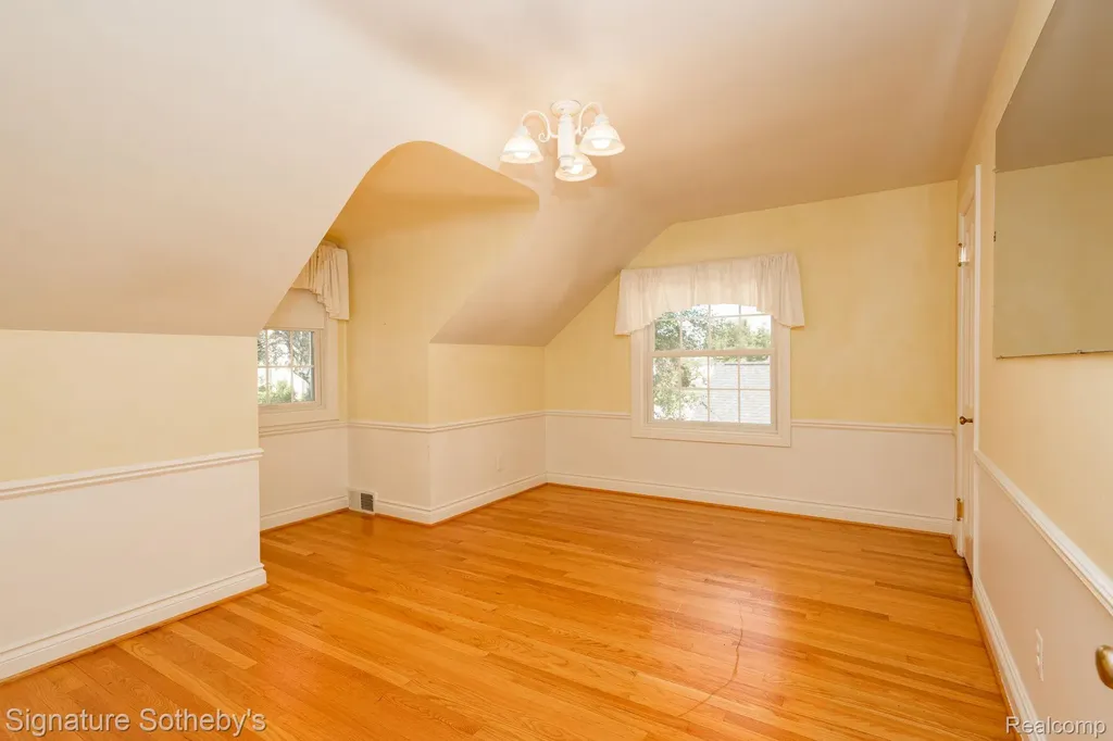 274 Hillcrest Avenue Grosse Pointe Farms City MI 48236