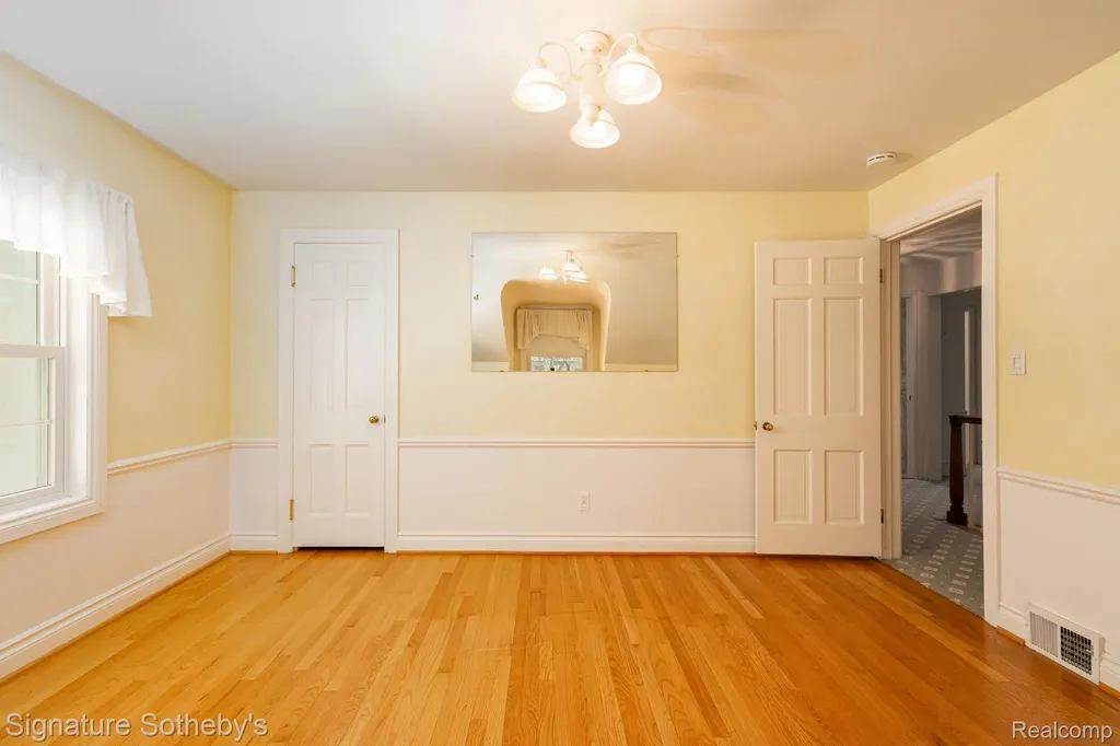 274 Hillcrest Avenue Grosse Pointe Farms City MI 48236