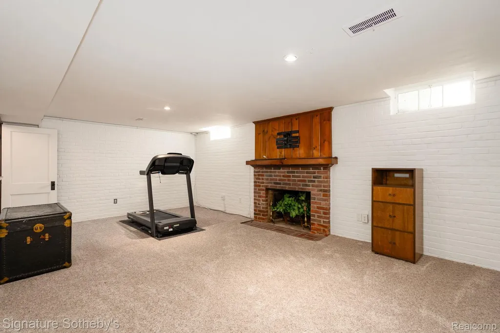 274 Hillcrest Avenue Grosse Pointe Farms City MI 48236