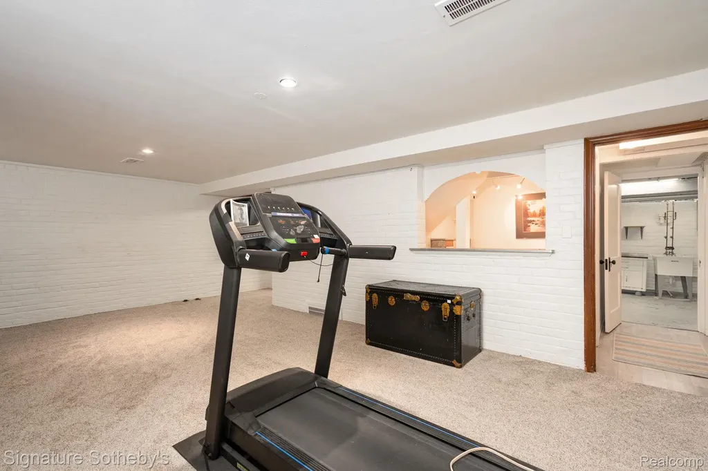 274 Hillcrest Avenue Grosse Pointe Farms City MI 48236