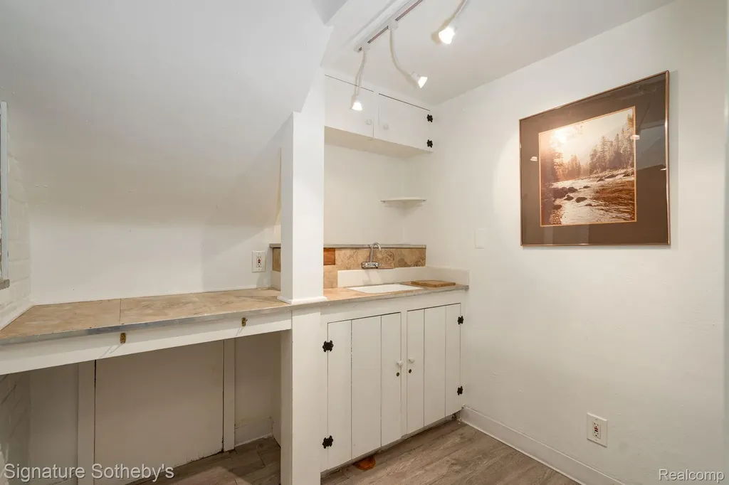 274 Hillcrest Avenue Grosse Pointe Farms City MI 48236
