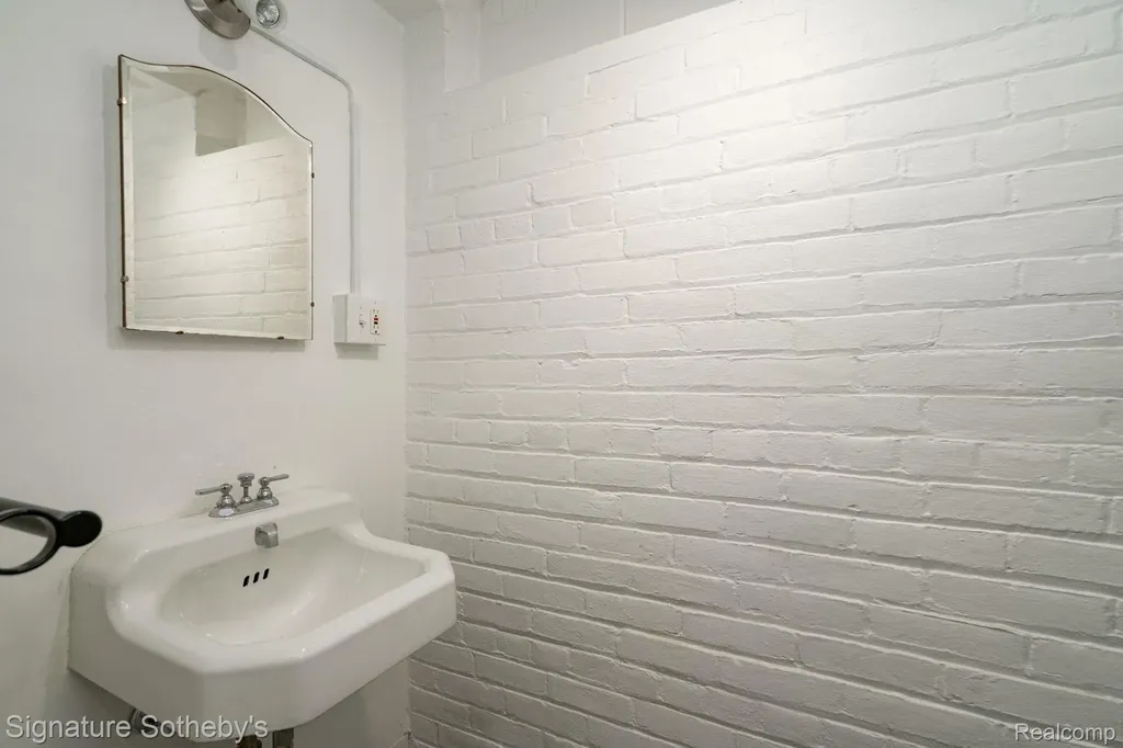 274 Hillcrest Avenue Grosse Pointe Farms City MI 48236