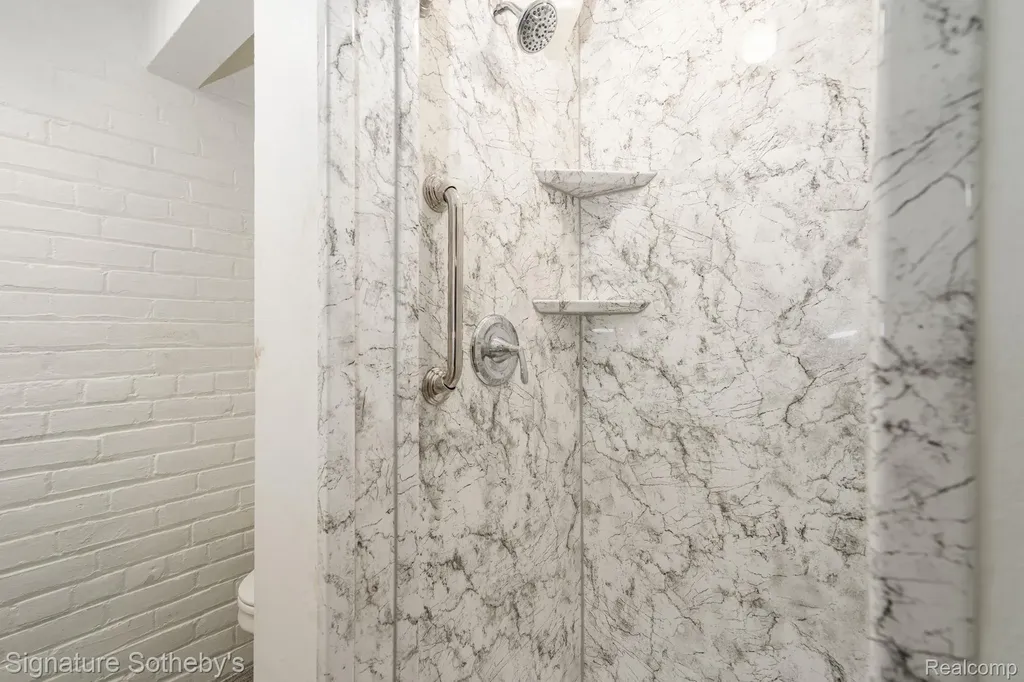 274 Hillcrest Avenue Grosse Pointe Farms City MI 48236
