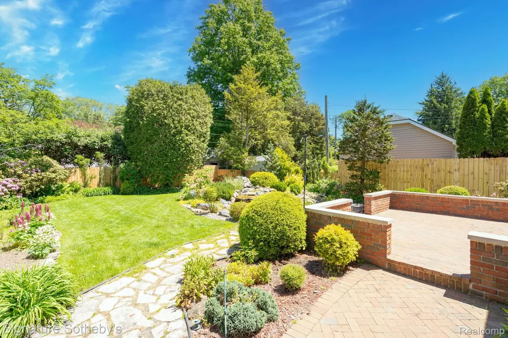 274 Hillcrest Avenue Grosse Pointe Farms City MI 48236