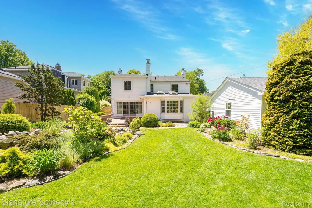 274 Hillcrest Avenue Grosse Pointe Farms City MI 48236