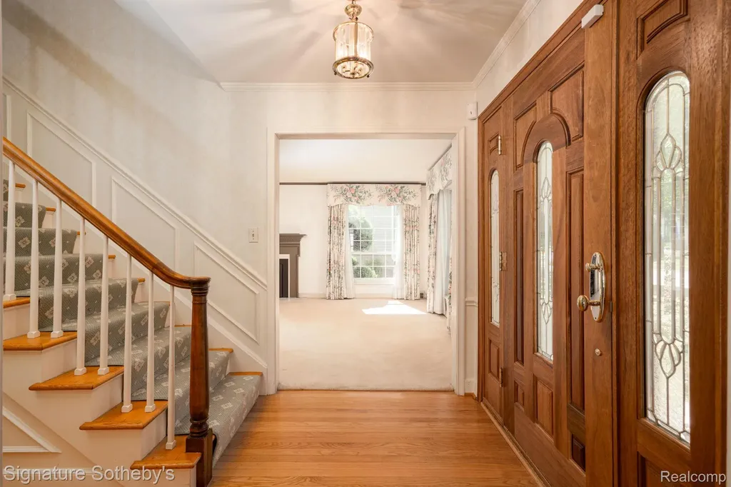 274 Hillcrest Avenue Grosse Pointe Farms City MI 48236