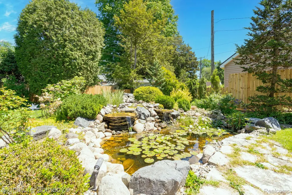 274 Hillcrest Avenue Grosse Pointe Farms City MI 48236